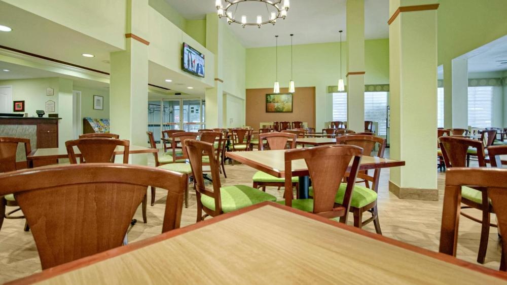 Galleria Palms Hotel Dining Area Communal Tables Buffet Station