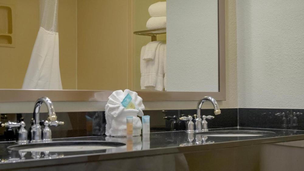 Hotel In Kissimmee Bathroom Vanity Dual Sinks Illuminated Mirror Towel Racks