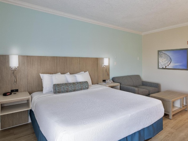 Galleria Palms Hotel King Room Sofa Desk Flat-Screen TV