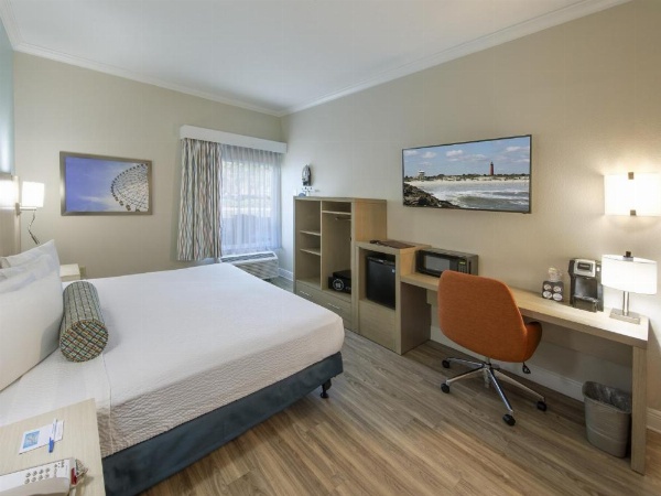 Hotel In Kissimmee Workspace Desk Ergonomic Chair Power Outlets