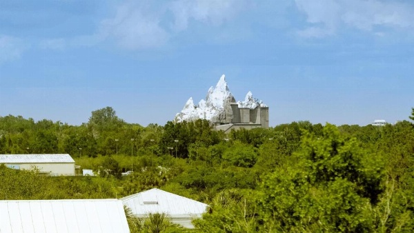 The Galleria Palms Castle View Pool Deck