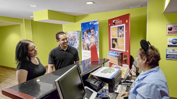 Hotel In Kissimmee Front Desk Park Information Banners