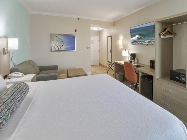 Galleria Palms Hotel King Room Desk Seating