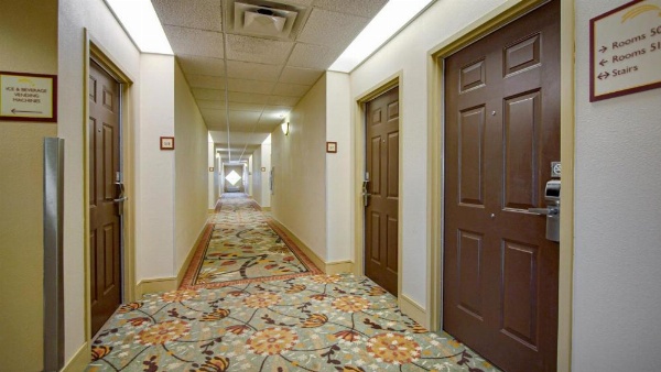 The Galleria Palms Guest Corridor