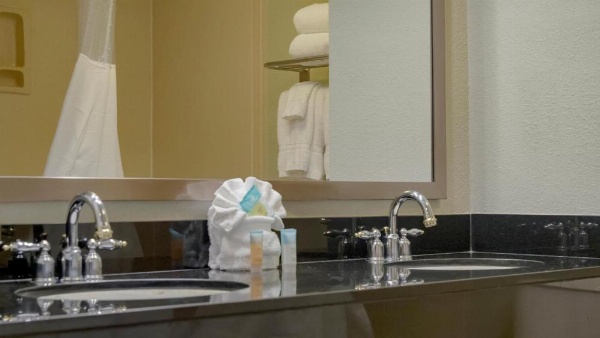 Hotel In Kissimmee Bathroom Vanity Dual Sinks Illuminated Mirror Towel Racks