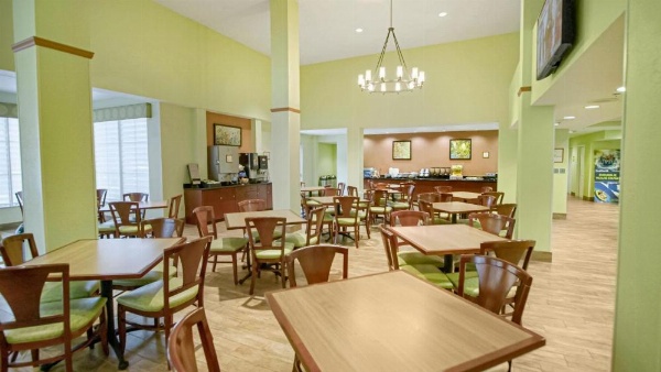 Hotel In Kissimmee Dining Area Communal Tables Buffet Station Beverage Station